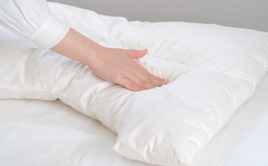 包み込むような眠り心地と形が魅力。TEAM7がつくるエルゴ枕