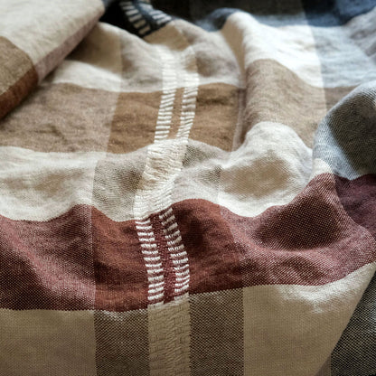 ベージュにダークなレッド、キャメル、ブルーのチェック柄