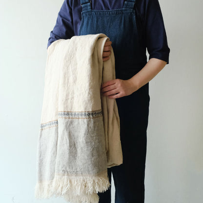 ブランケットや間仕切りに万能なたっぷりサイズ（140x230cm）