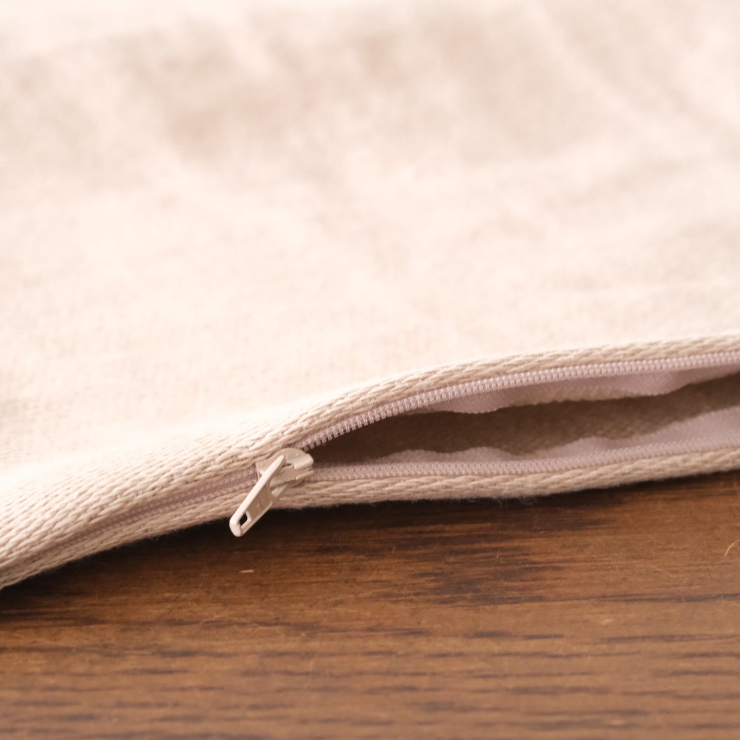 ファスナー式です