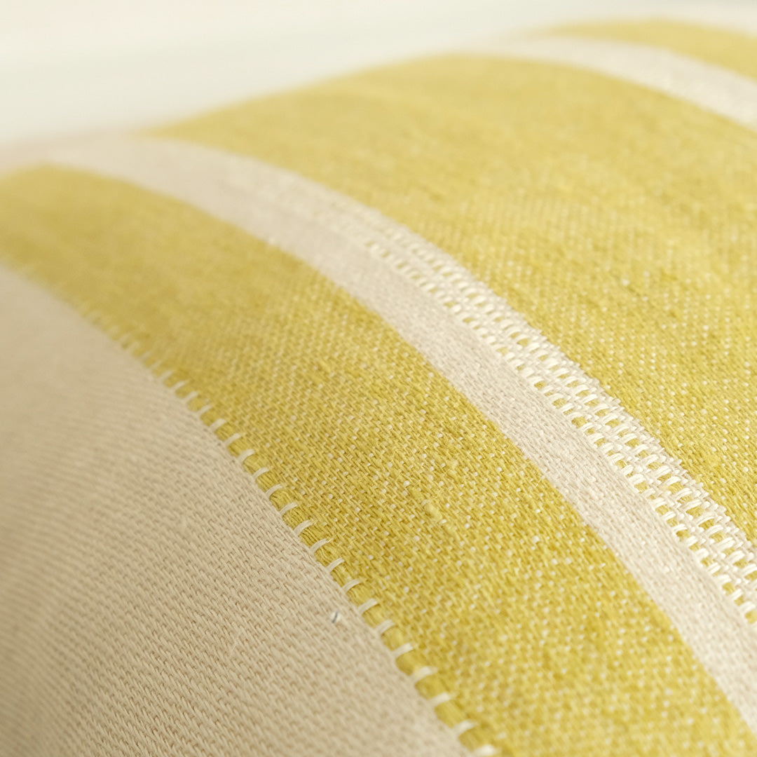 糸と織の特性で、表面にネップやふしがあります