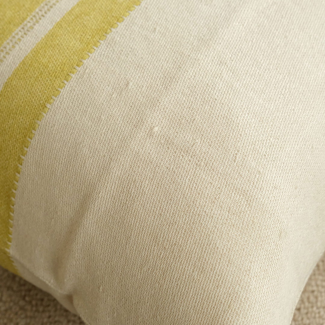 糸と織の特性で、表面にネップやふしがあります