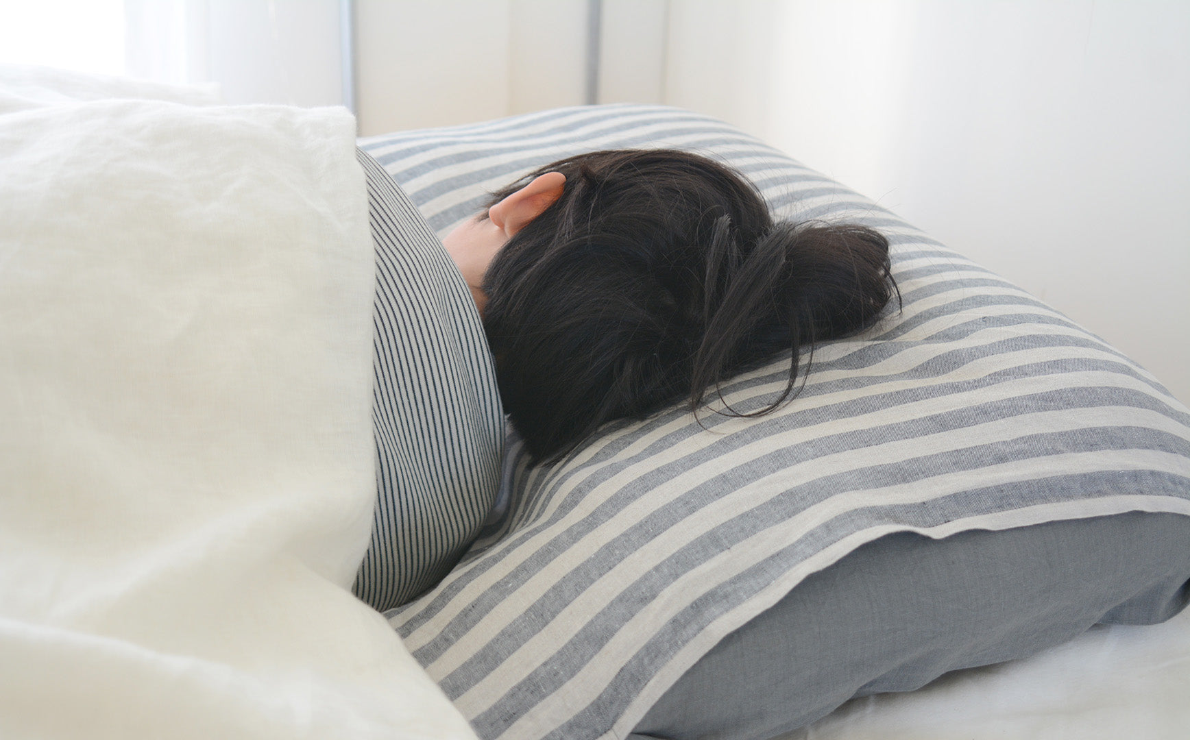 心地よくフィットする、羊毛わたのエルゴ枕 – TLB HOME