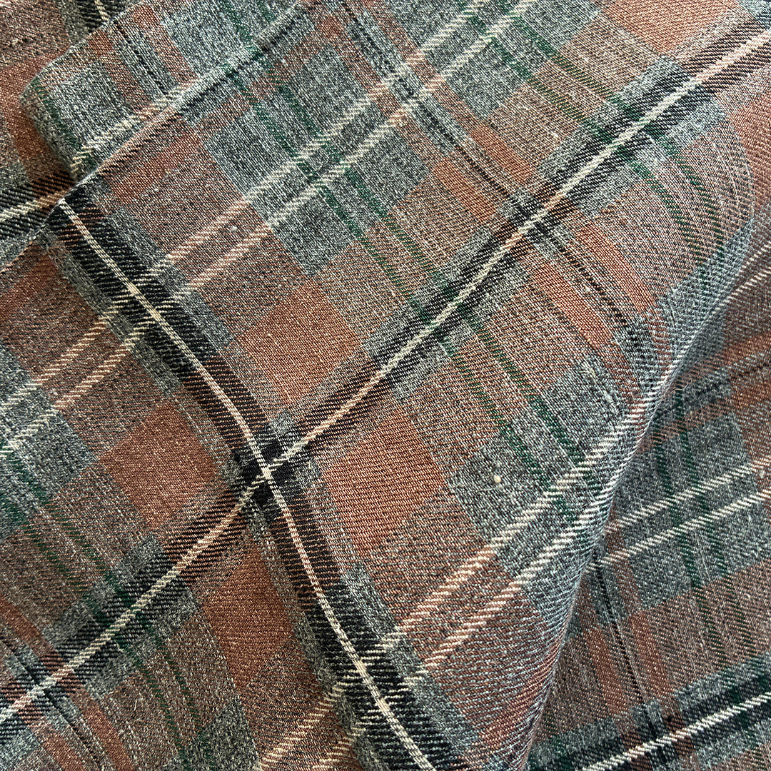 色の重なりに奥行きが感じられる綾織のチェックです