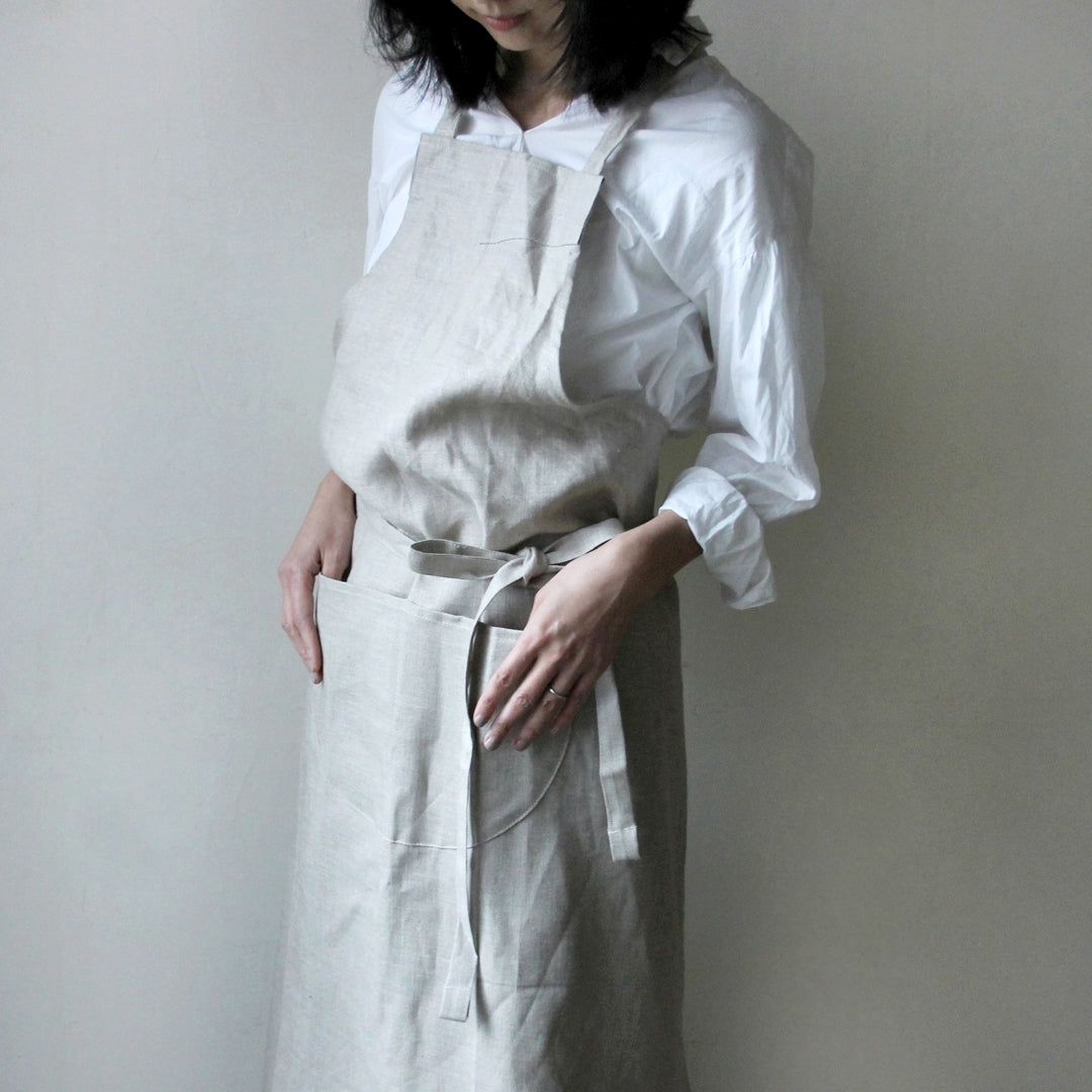 LIBECOのエプロン「ビストロ」。やや厚手のリネンですっきとしたシルエット